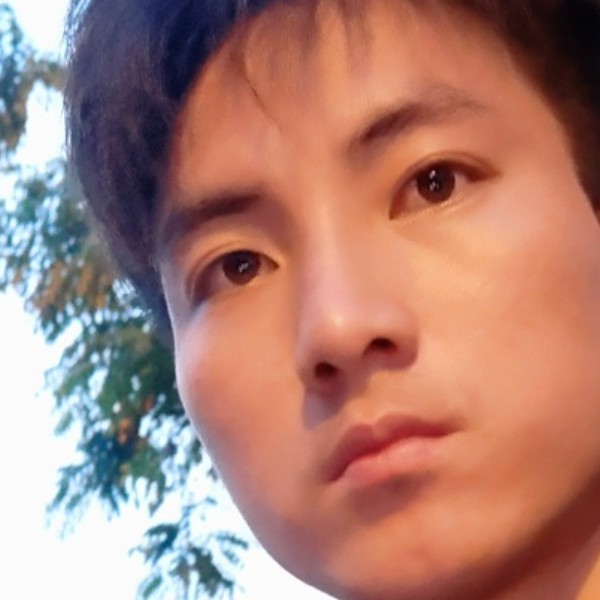 萝莉拿背后的照片
