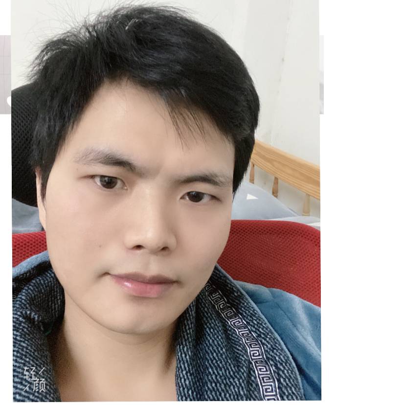 小巧挽手冷风的照片