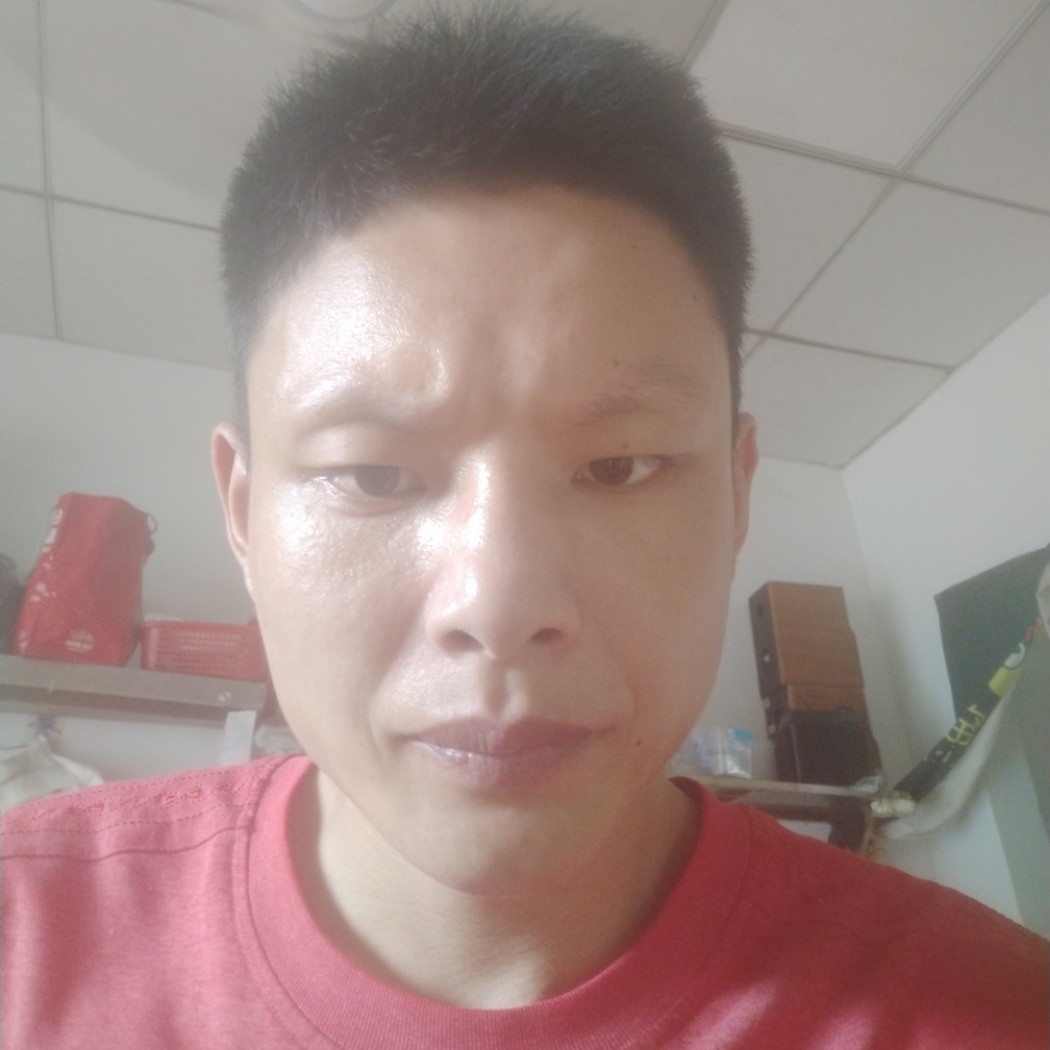 草莓那谦让的照片