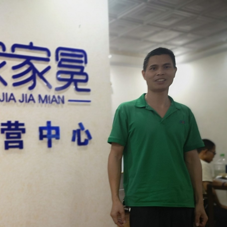 小刺猬漫步整齐的照片