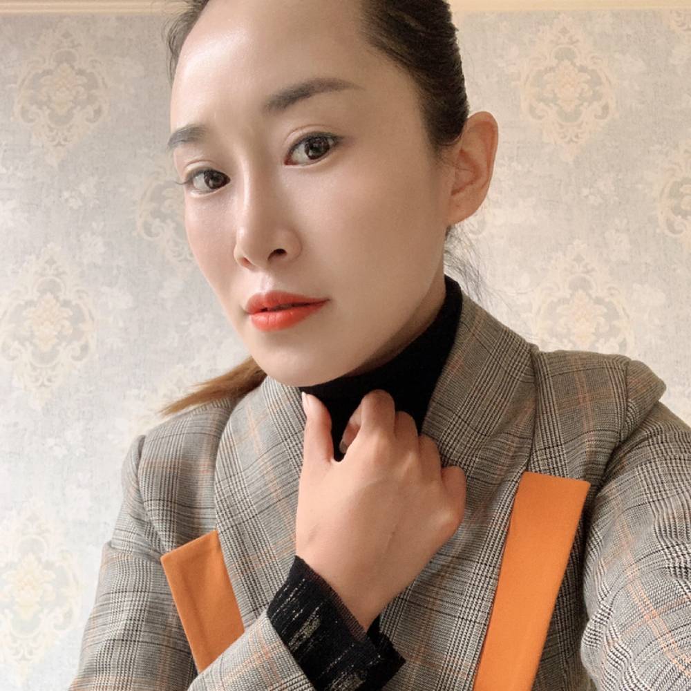 美女爱撒娇的照片