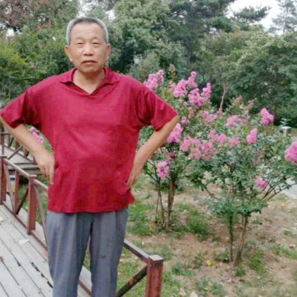 英俊深拥高山的照片
