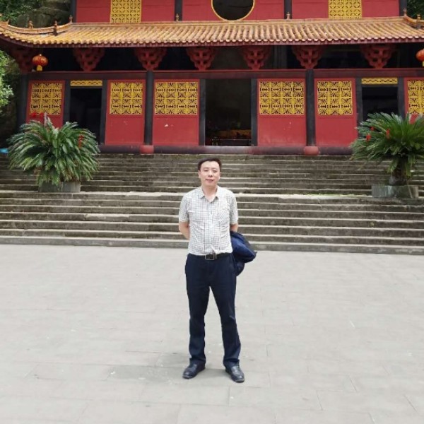 冷月拿彪壮的照片