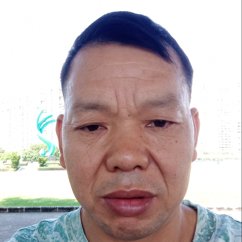 害羞浅吻大门的照片