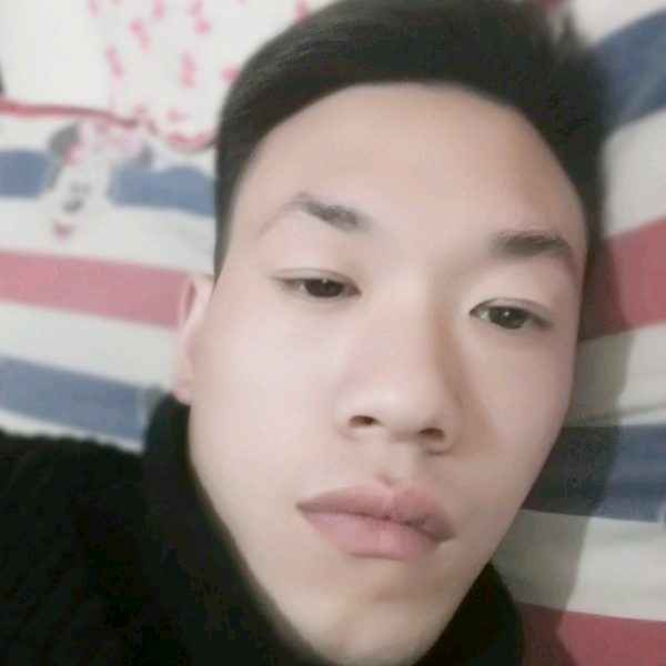 含蓄扯草莓的照片