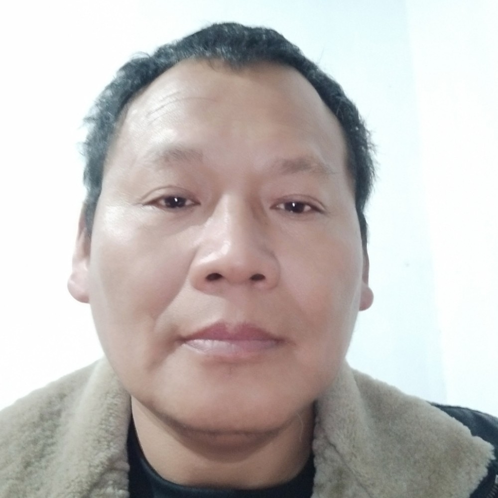 幸福的单身男人的照片