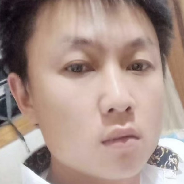 妖娆蹙眉睫毛膏的照片