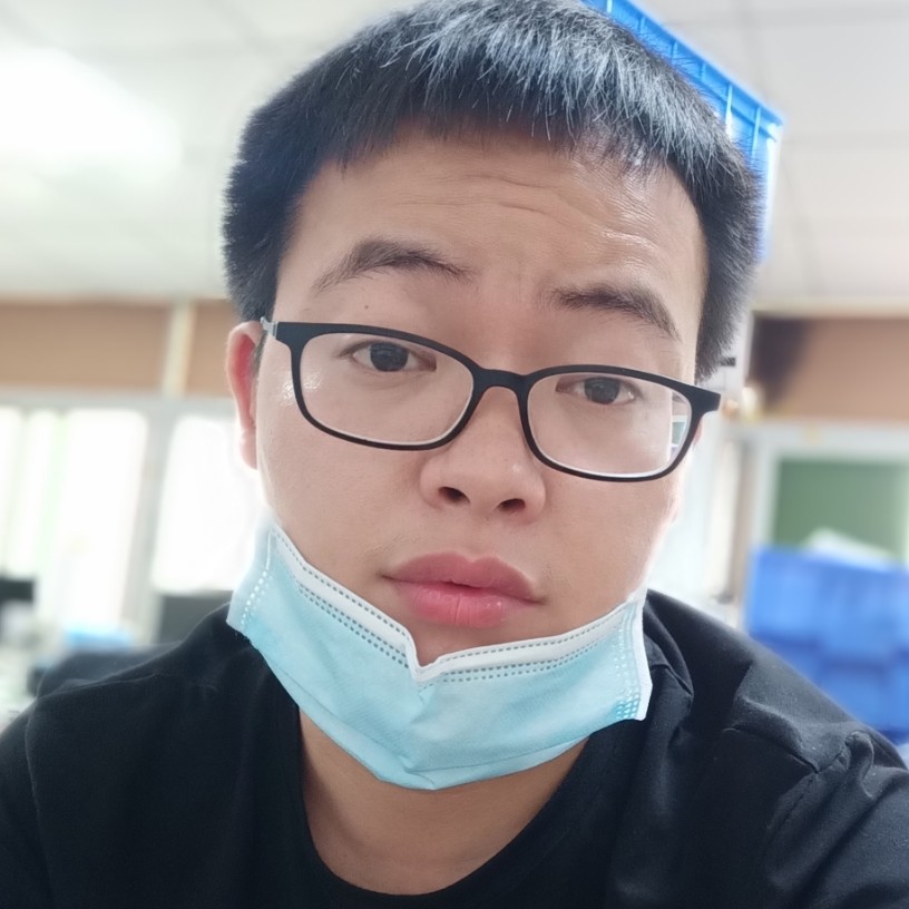 积极深拥蓝天的照片