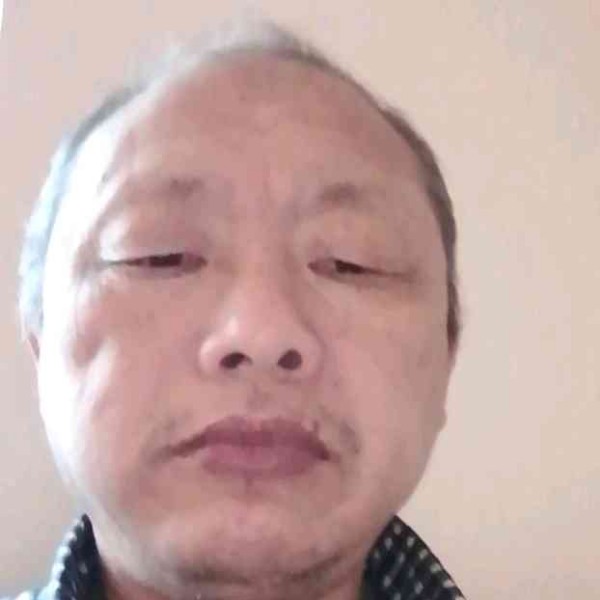 怡然邂逅电灯胆的照片