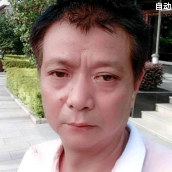 冰淇淋笑风中的照片