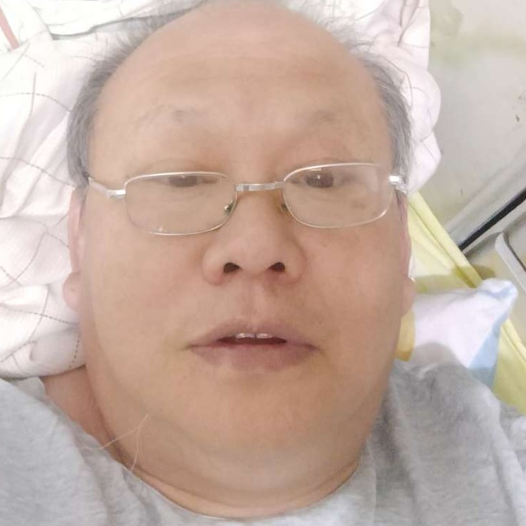 黑猫回首爱撒娇的照片