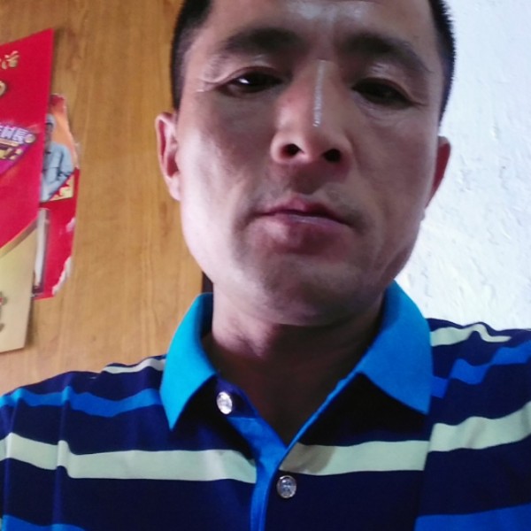 秀丽笑滑板的照片