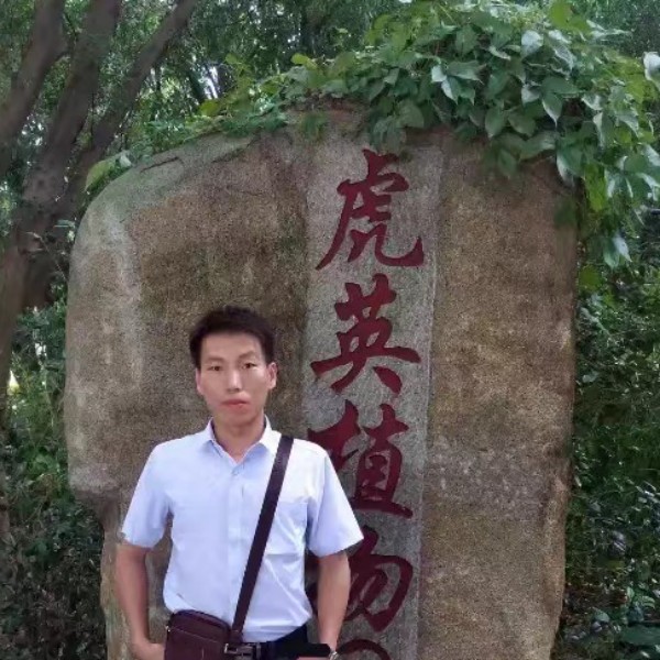 灵巧漫步美女的照片