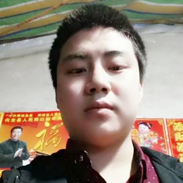 草丛挽手眯眯眼的照片