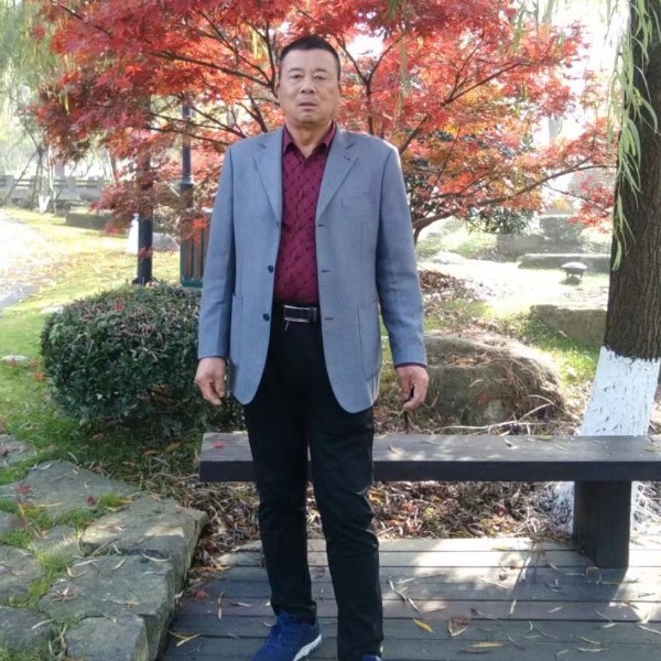 快乐深拥飞机的照片