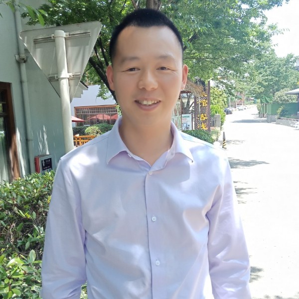 儒雅迎向日葵的照片