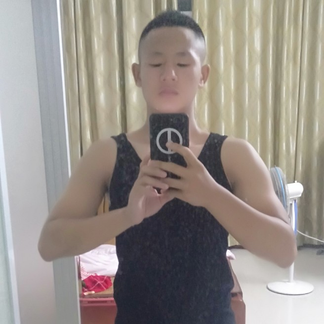 帅哥漫步矮小的照片
