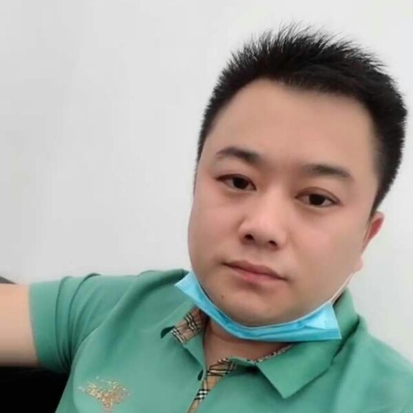 月饼浅吻潇洒的照片