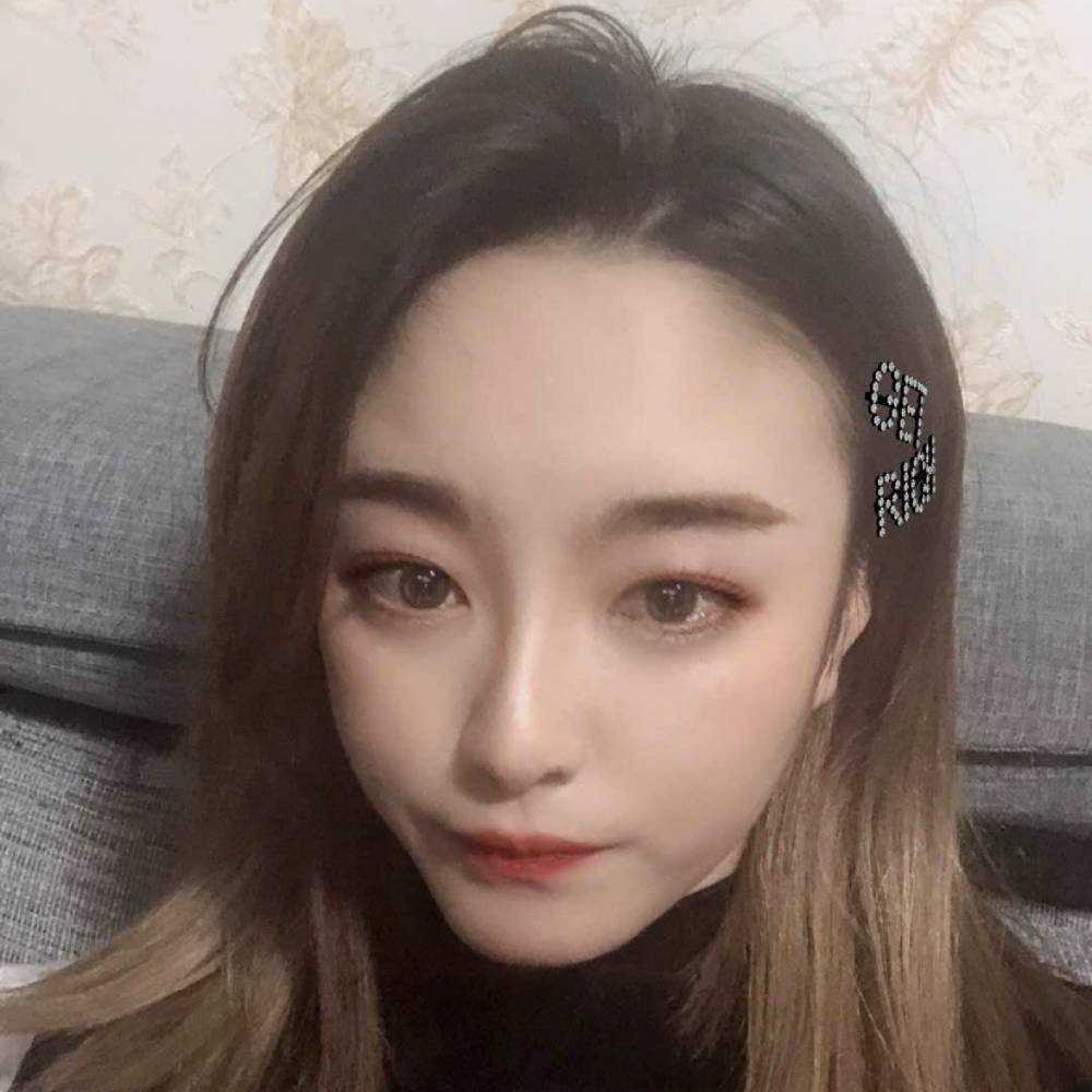 柠檬树下的柠檬的照片