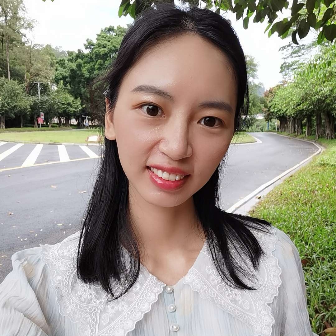 微笑蹙眉认真的照片