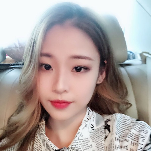咖啡厅的小仙女的照片
