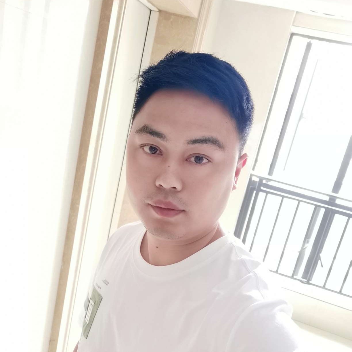 拄着拐杖找对象的照片