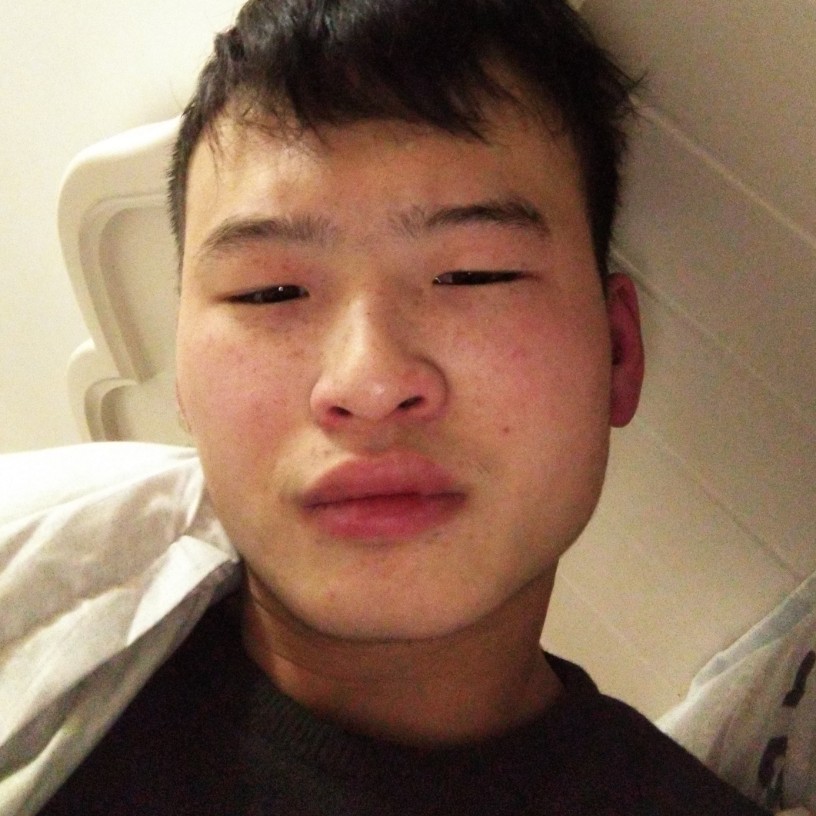 清秀拿滑板的照片