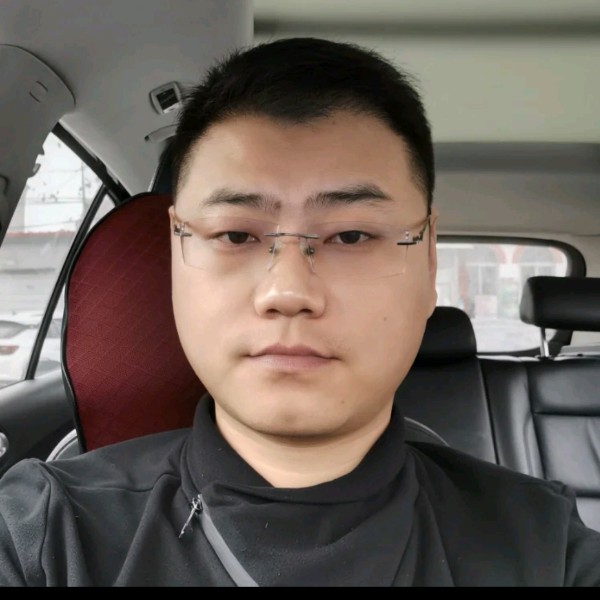 路人苦恋寒冷的照片