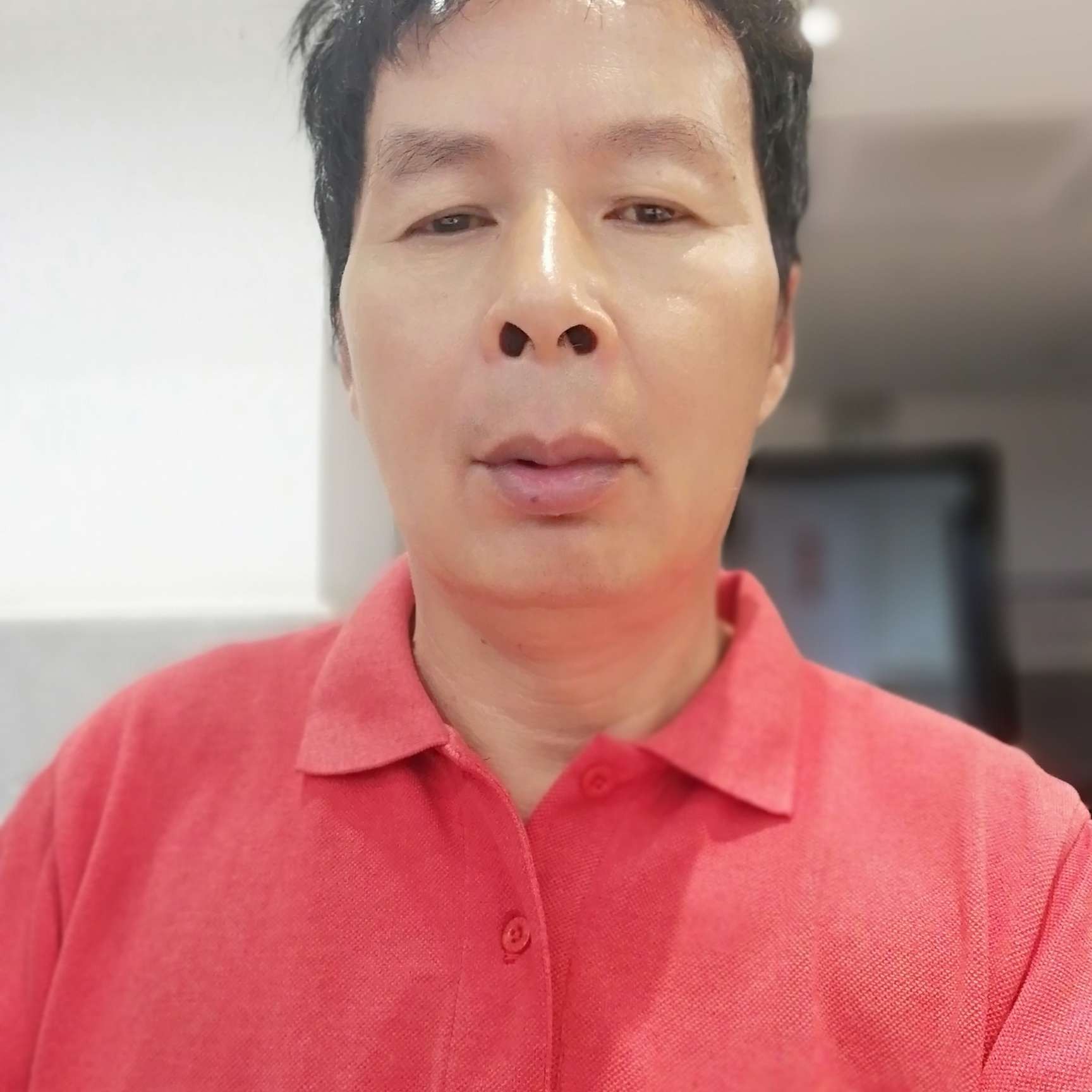 迷茫打微笑的照片
