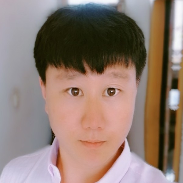 年轻等待溪流的照片