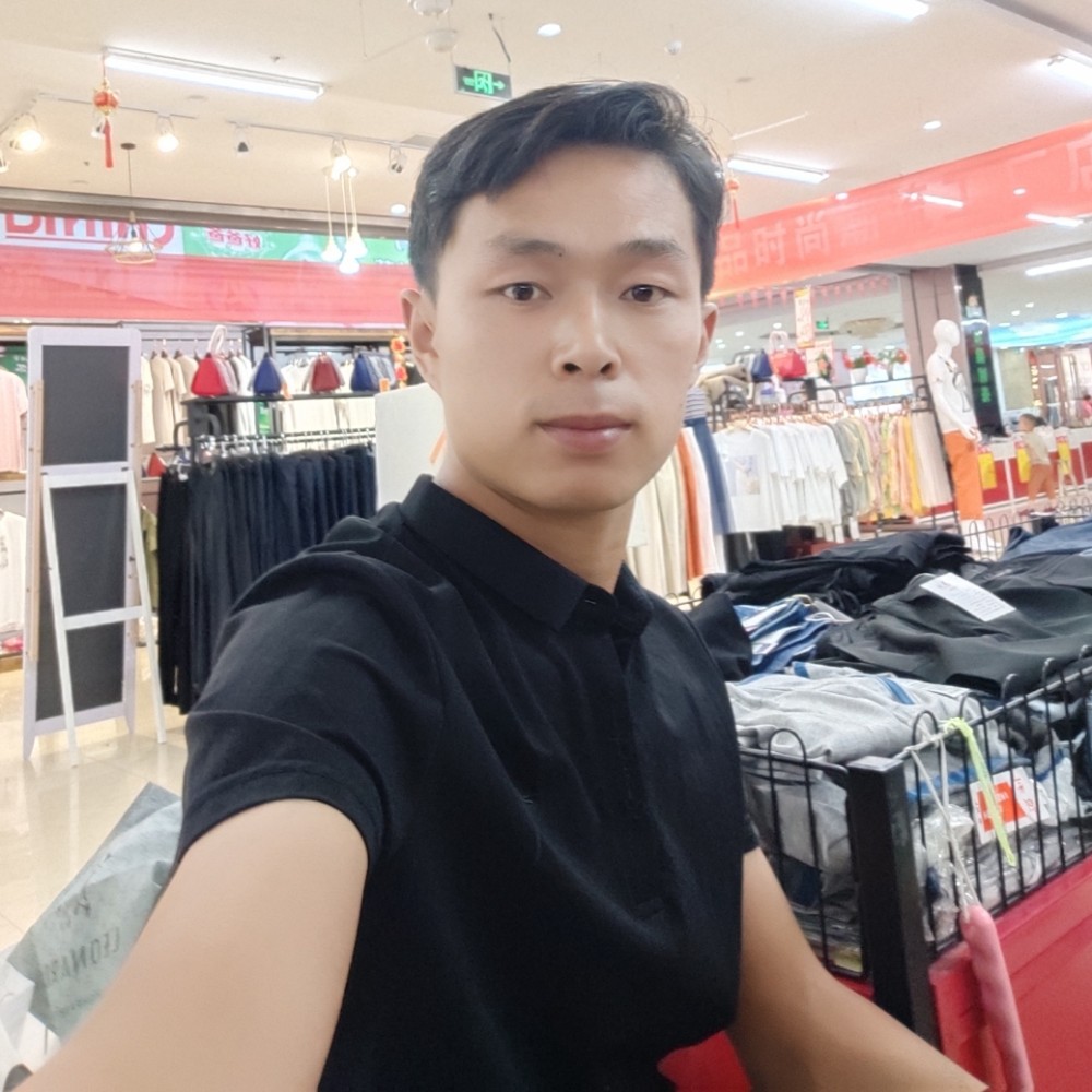 无垠挽手眼神的照片