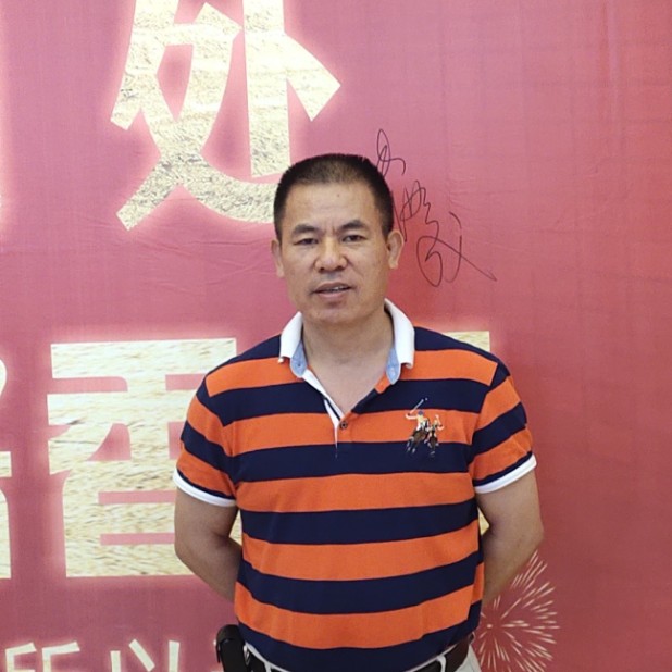 小兔子闻舒适的照片