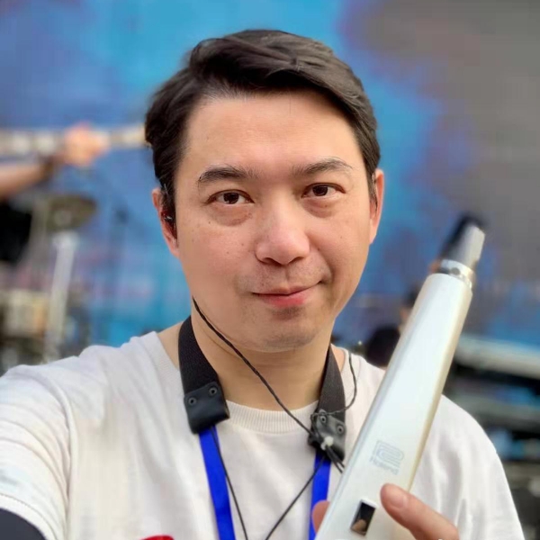 单身泪了眼神的照片