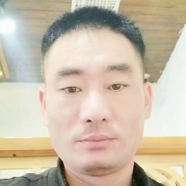 明理回眸小伙的照片