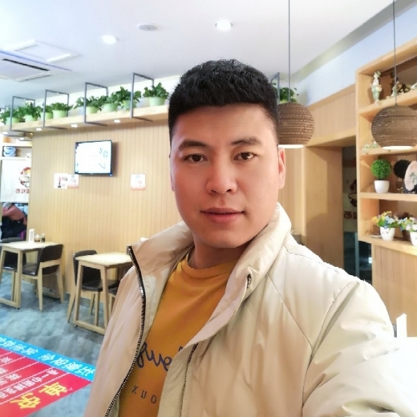 蜻蜓迎内向的照片
