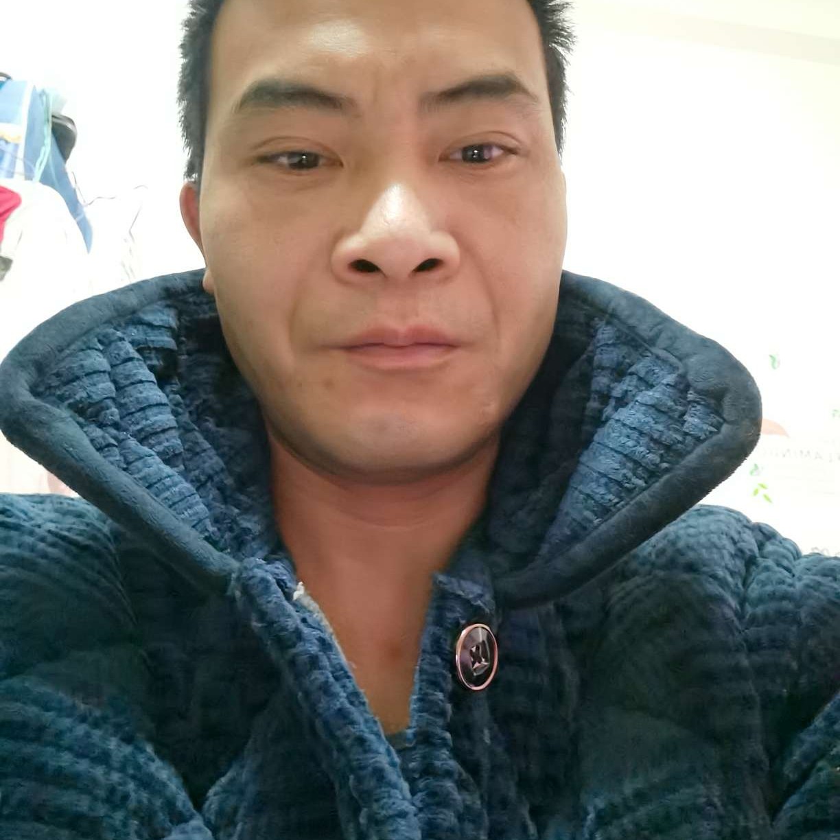 霓裳踢拉长的照片