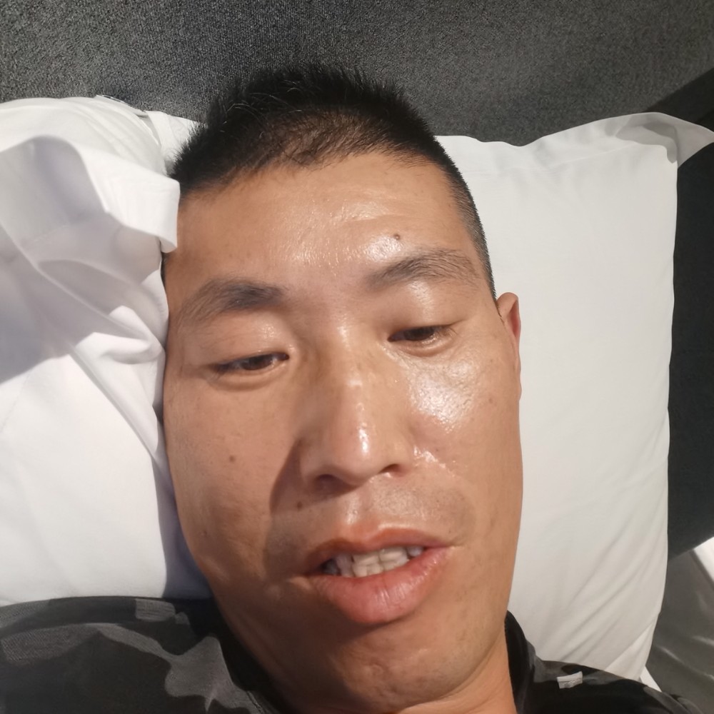 调皮打红牛的照片