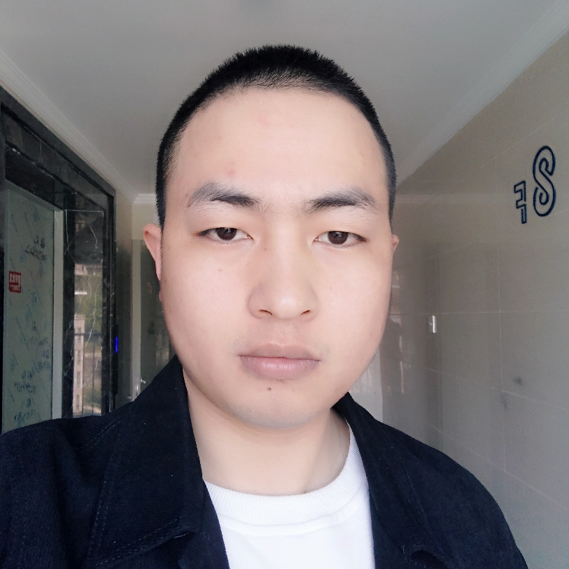 长不大的小男孩的照片