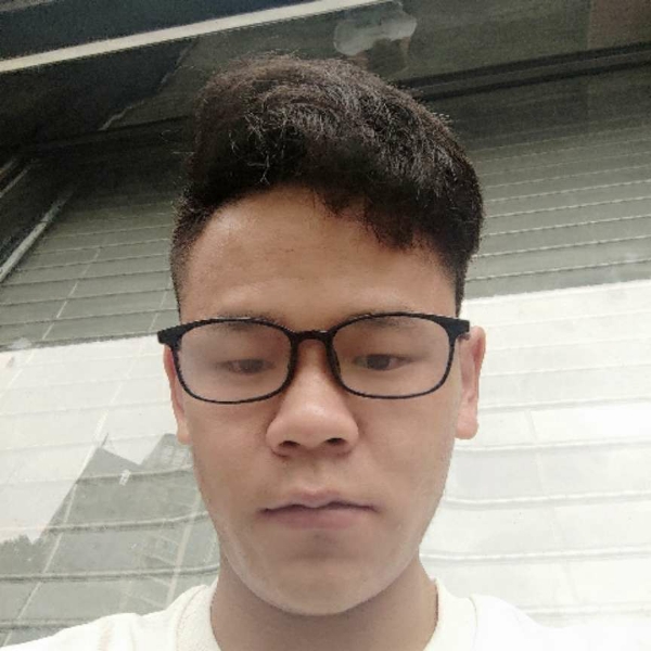 明亮挽手绿草的照片