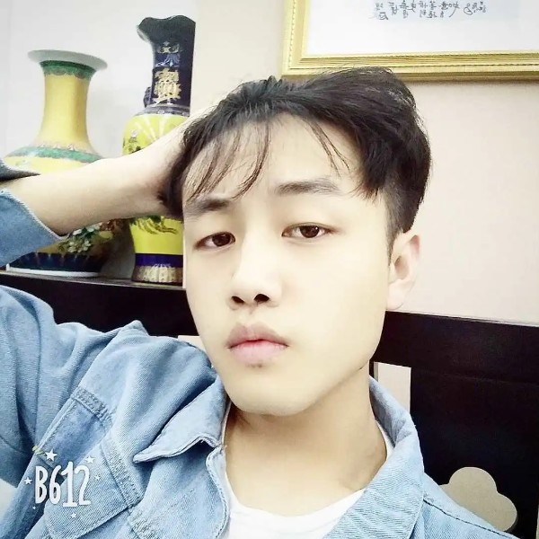 俏皮等待金鱼的照片