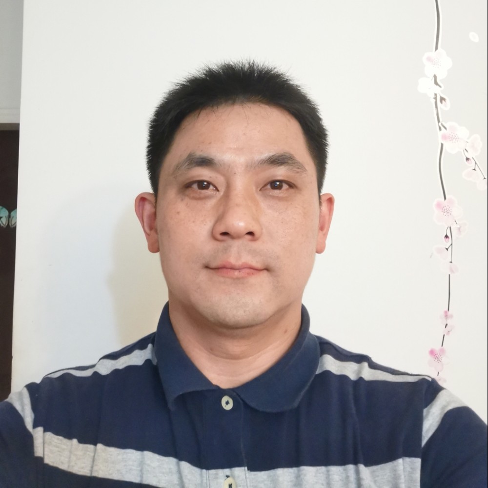 白云深处远海深蓝的照片