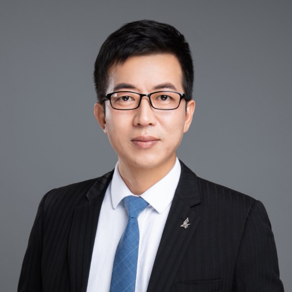 大风吹云飞扬的照片
