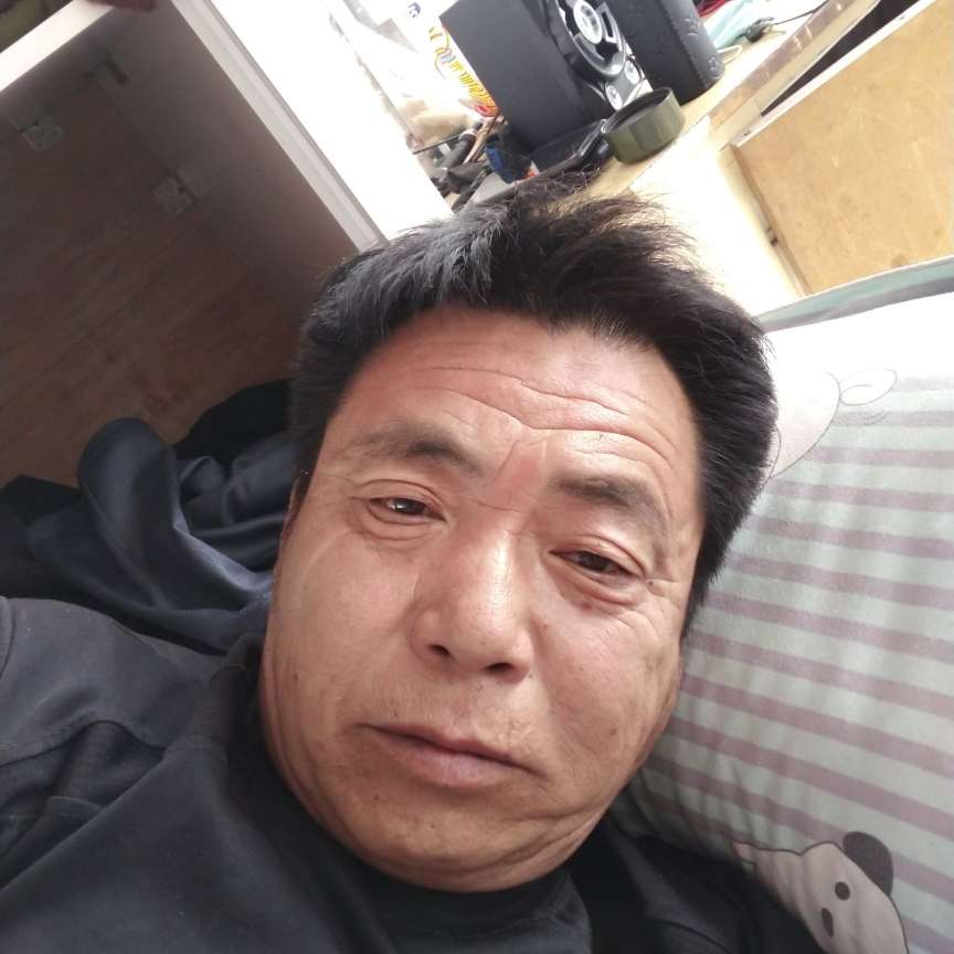 魁梧苦恋水影的照片