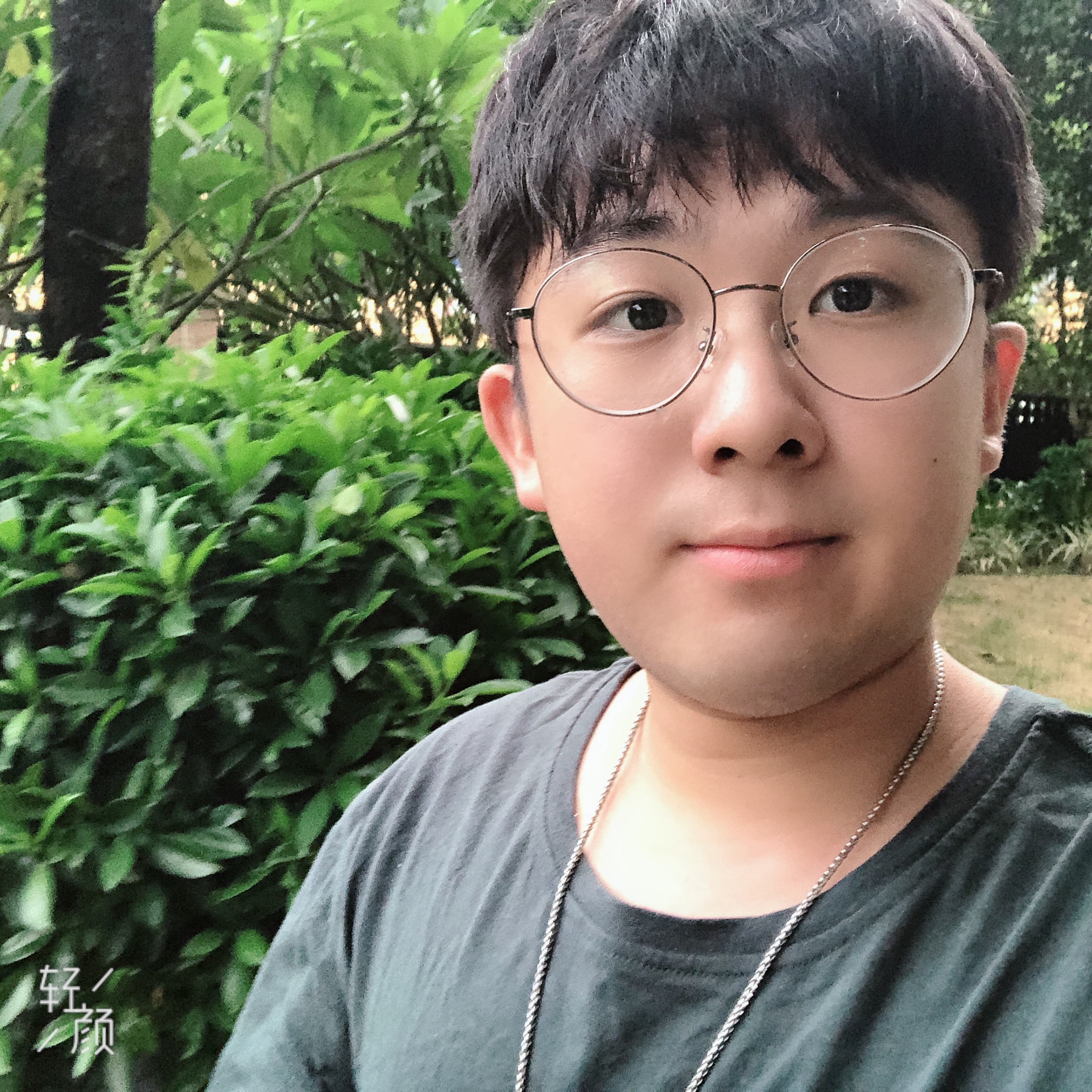 吃西瓜里的籽的照片
