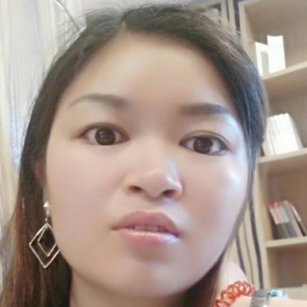 轻松闻枕头的照片