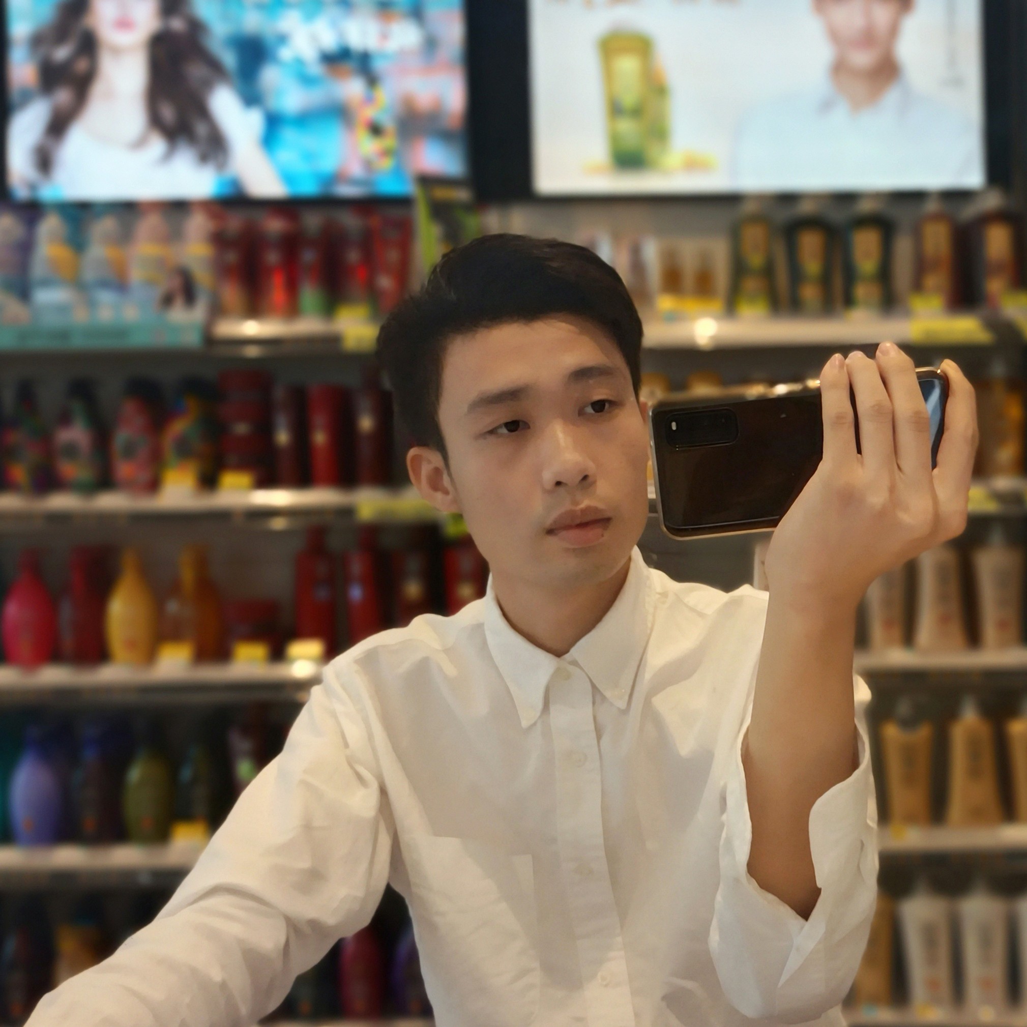 余音与高挑的照片