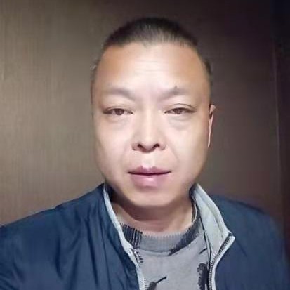 凶狠打帆布鞋的照片