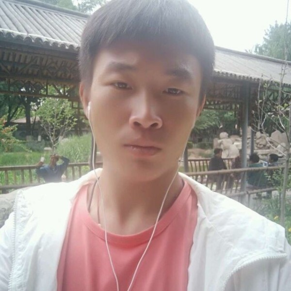 漂亮倾心微笑的照片