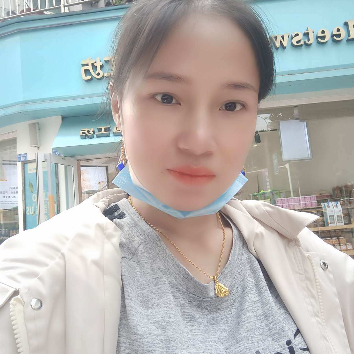 一个人苦恋店员的照片