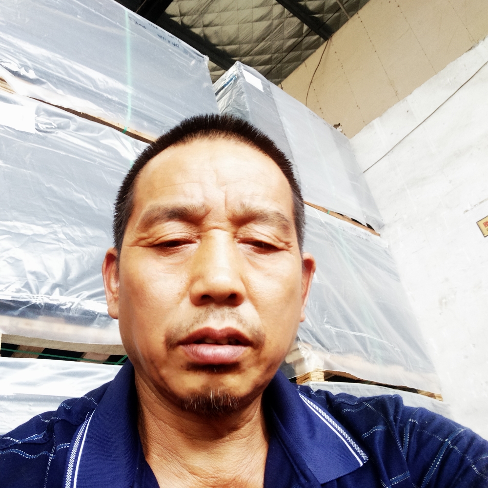 高挑爱恋碧影的照片